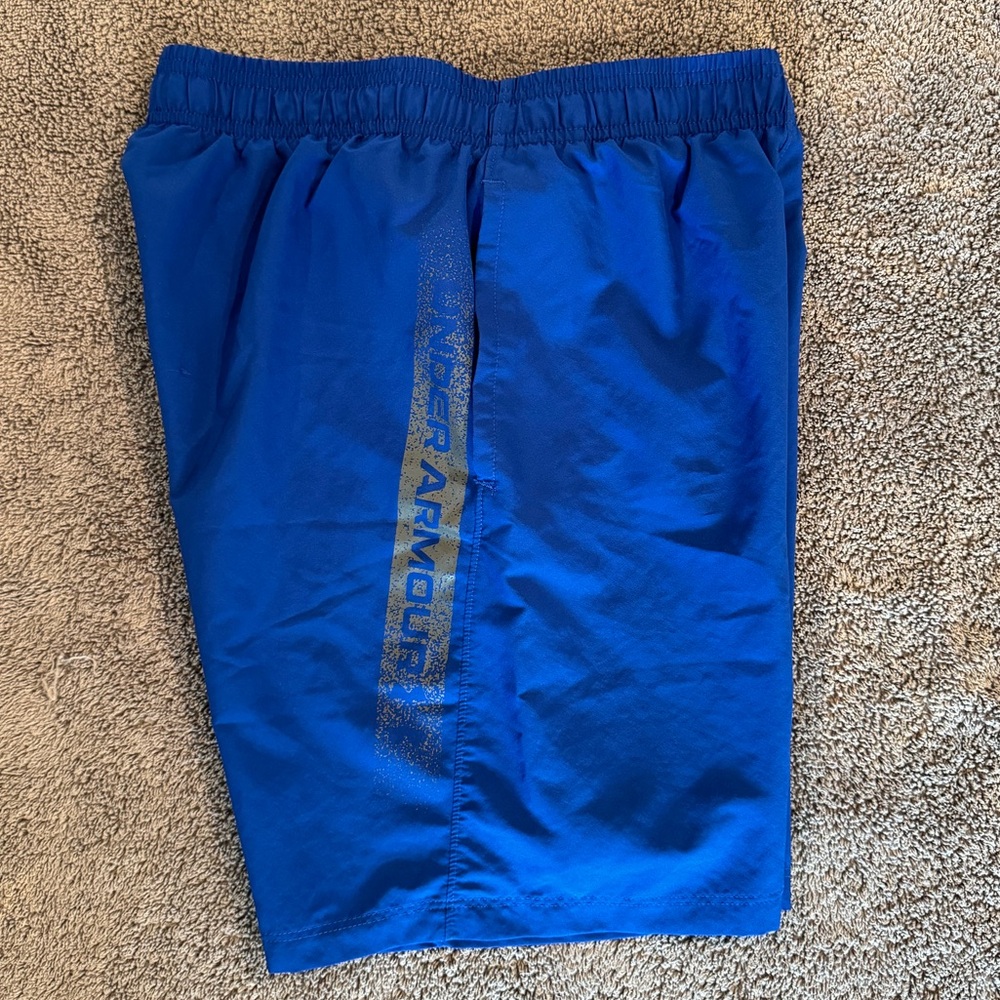 Under Armour lightweight boys shorts, L